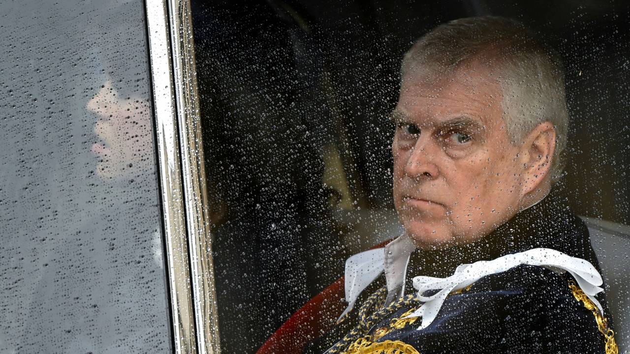 Prinz Andrew guckt durch ein regennasses Fenster.