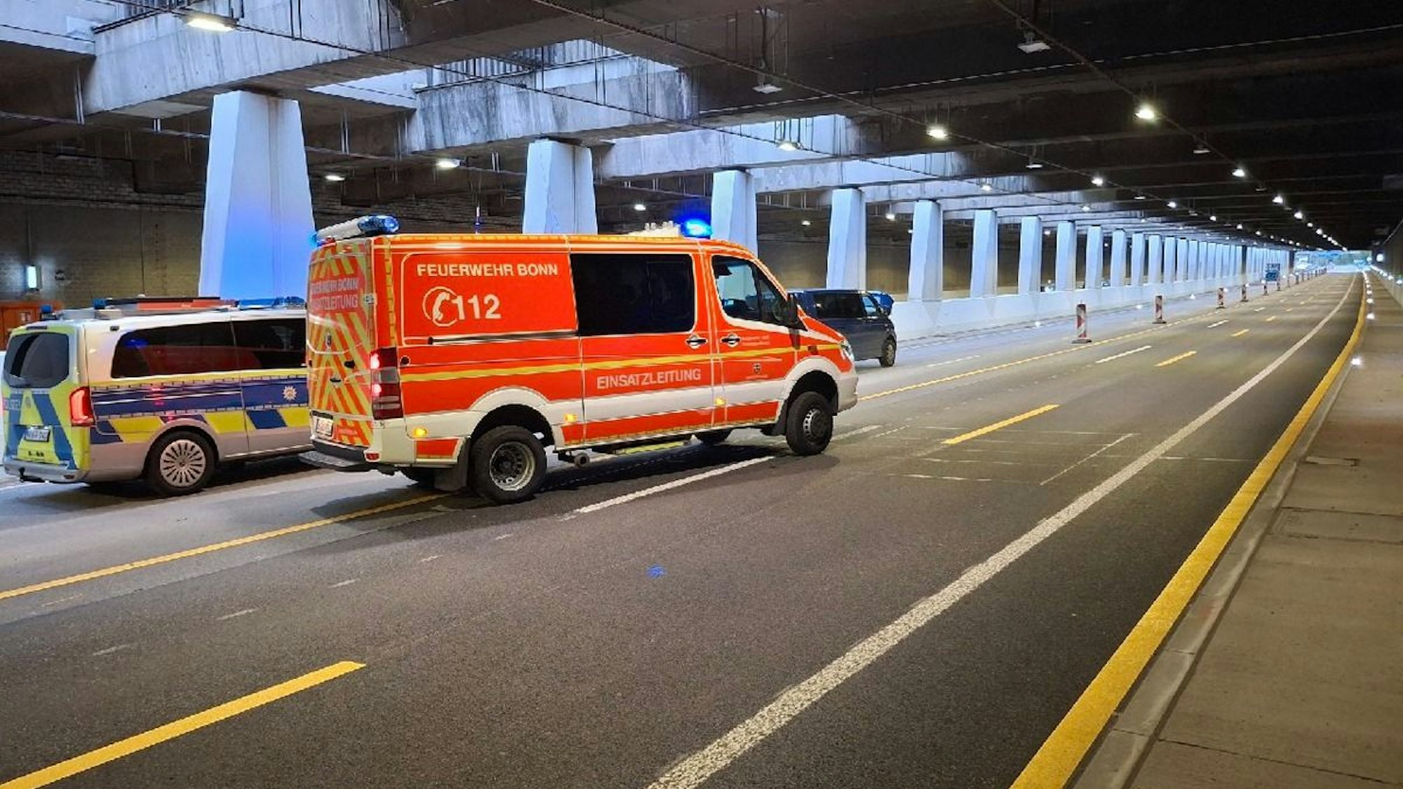 Feuerwehreinsatz in einem Straßentunnel.