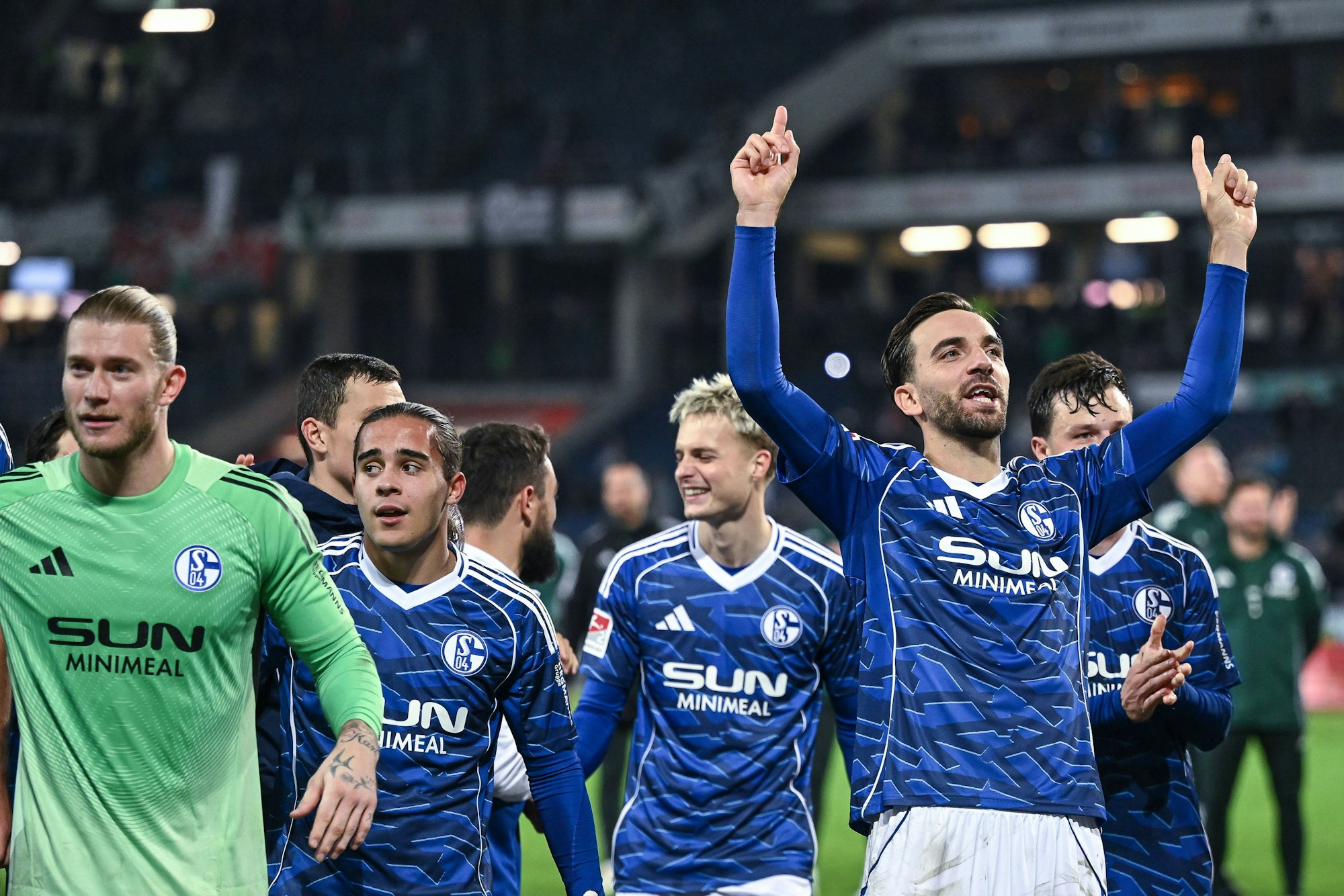 Schalke-Profis jubeln über den Sieg.