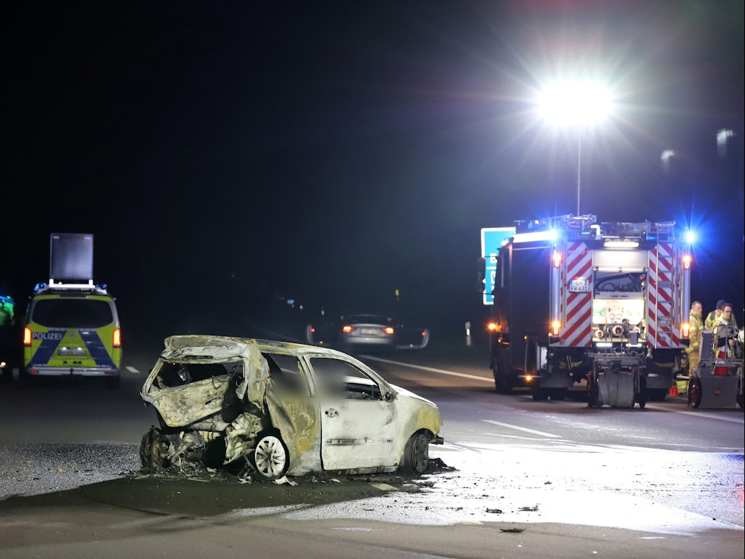 Ein total demoliertes Fahrzeug steht auf der A555 bei Wesseling.