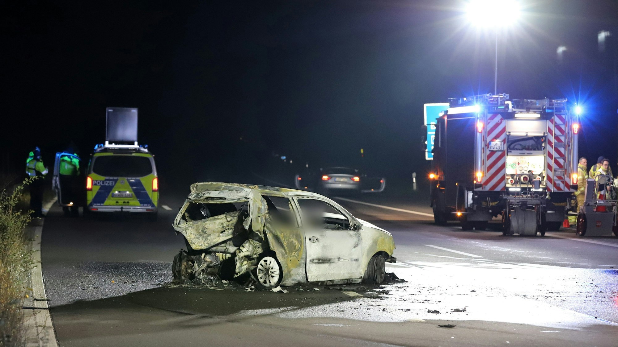 Zwei Personen starben bei dem Unfall auf der A555 bei Wesseling.
