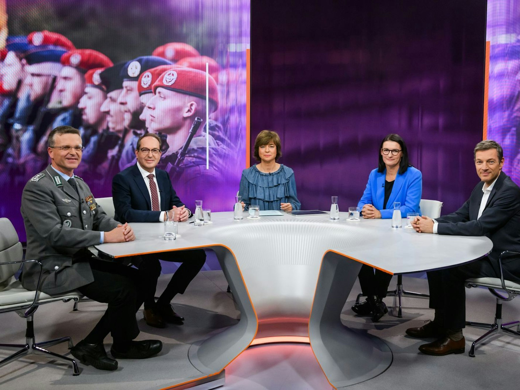 André Wüstner, Alexander Dobrindt, Irene Mihalic und Holger Stark diskutierten bei „Maybrit Illner“ über die Sicherheitslage in Deutschland und die Wehrpflicht. (Bild: ZDF/Jule Roehr )