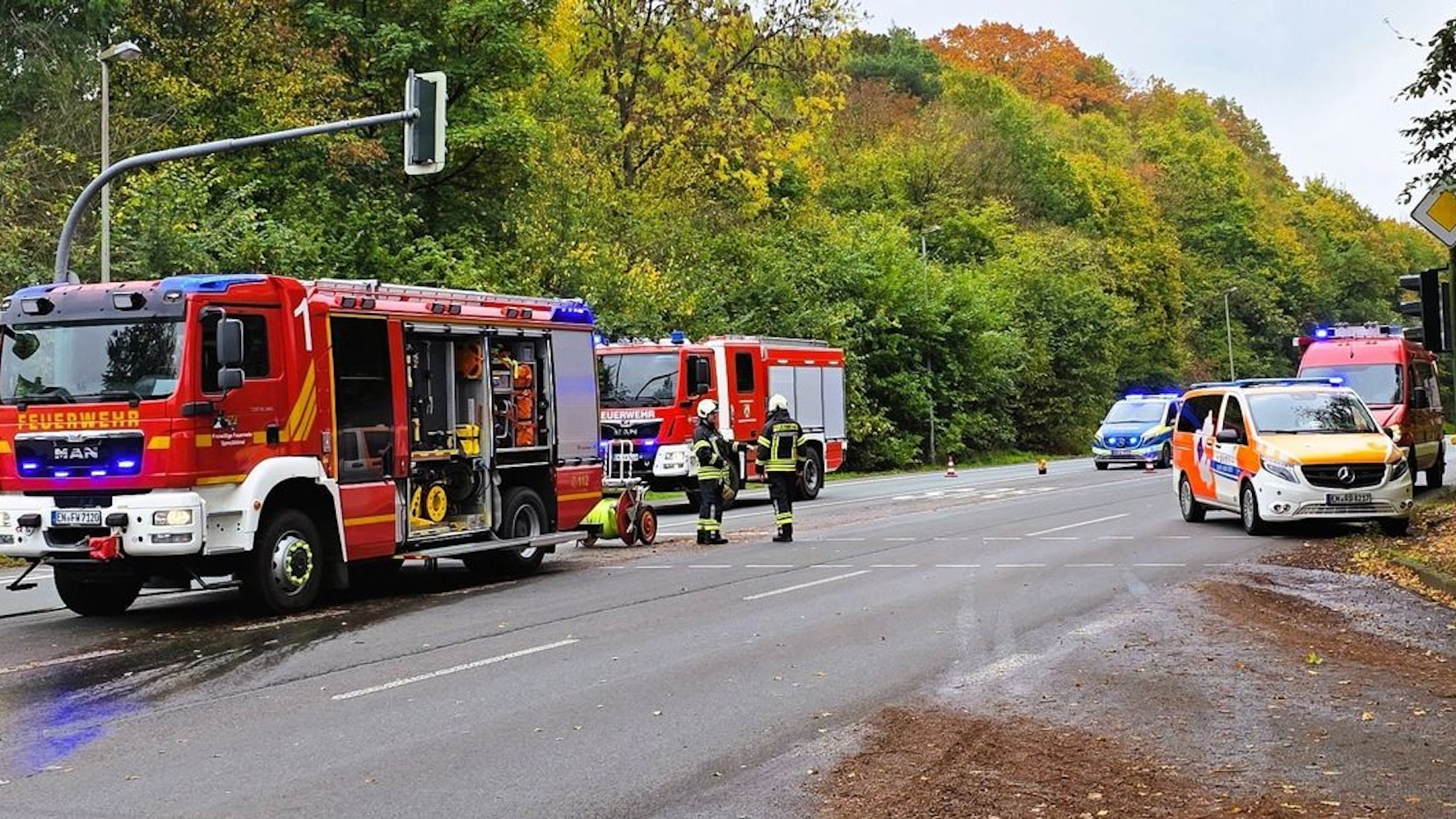 FW-EN: Verkehrsunfall zwischen Lastwagen und E-Fahrzeug