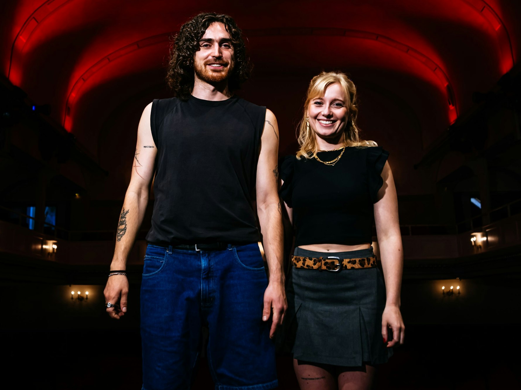 Zwei Musiker der Band Barnabas stehen auf der Bühne.