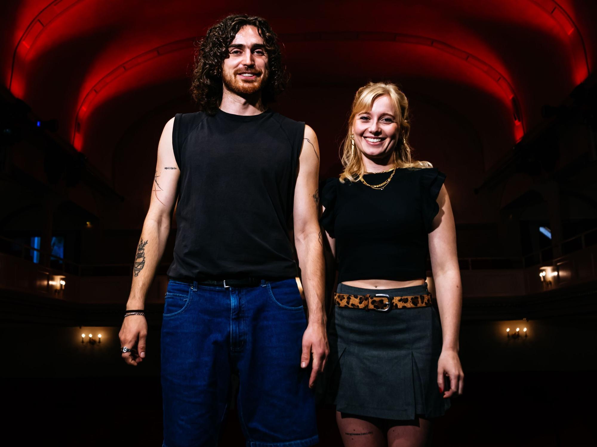 Zwei Musiker der Band Barnabas stehen auf der Bühne.