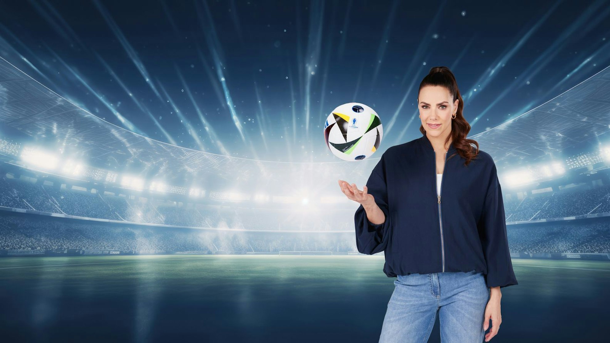 Esther Sedlaczek (39) war für wenige Wochen nicht in der ARD-„Sportschau“ zu sehen. Der Grund war die Geburt ihres dritten Kindes. (Bild: WDR/Annika Fußwinkel/Adobe)