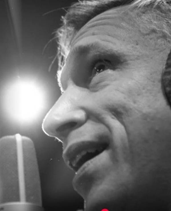 Sänger Bastian Campmann von Kasalla singt im neuen Video der Band.