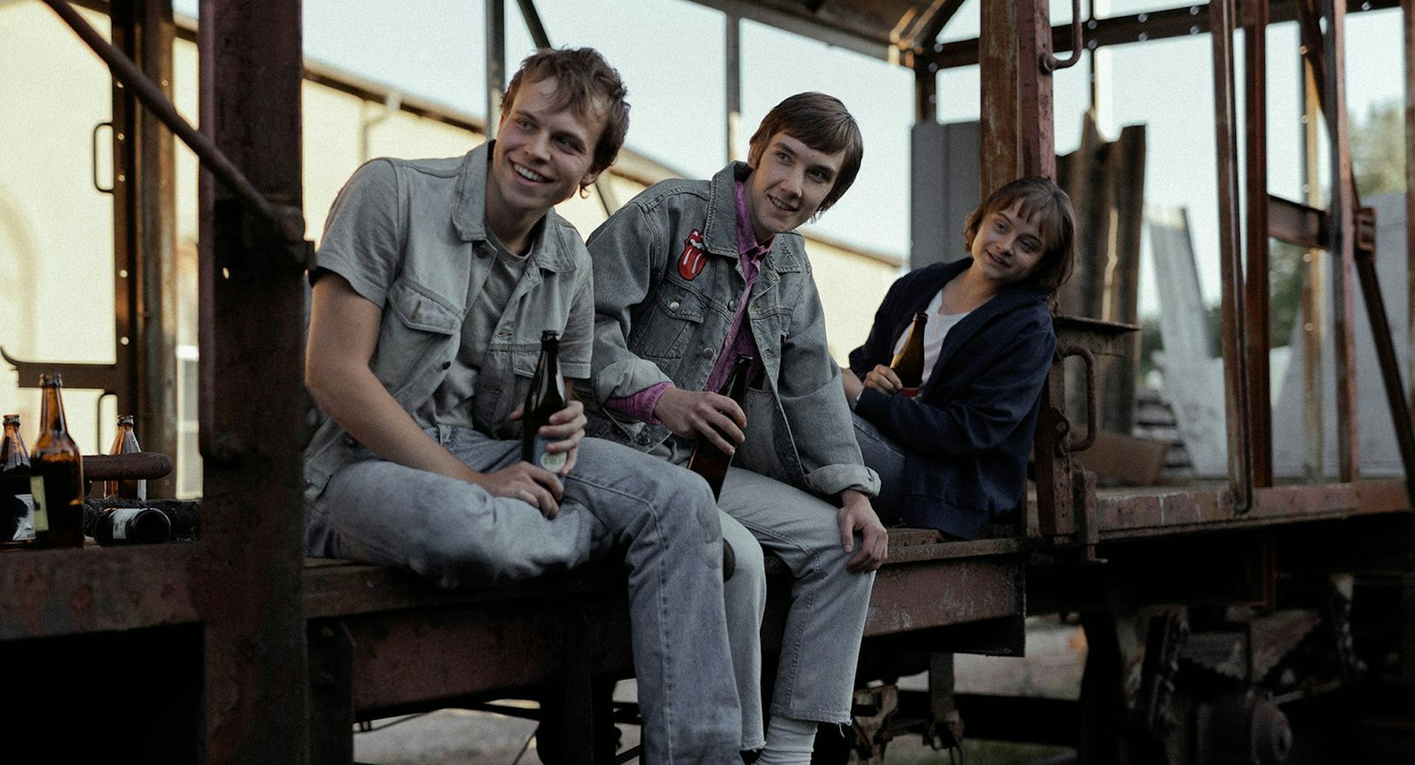 Andreas (Willi Geitmann, links), Jens (Jannis Veihelmann) und Hanna (Lena Urzendowsky) sind gute Freunde geworden. (Bild: One Gate Media)