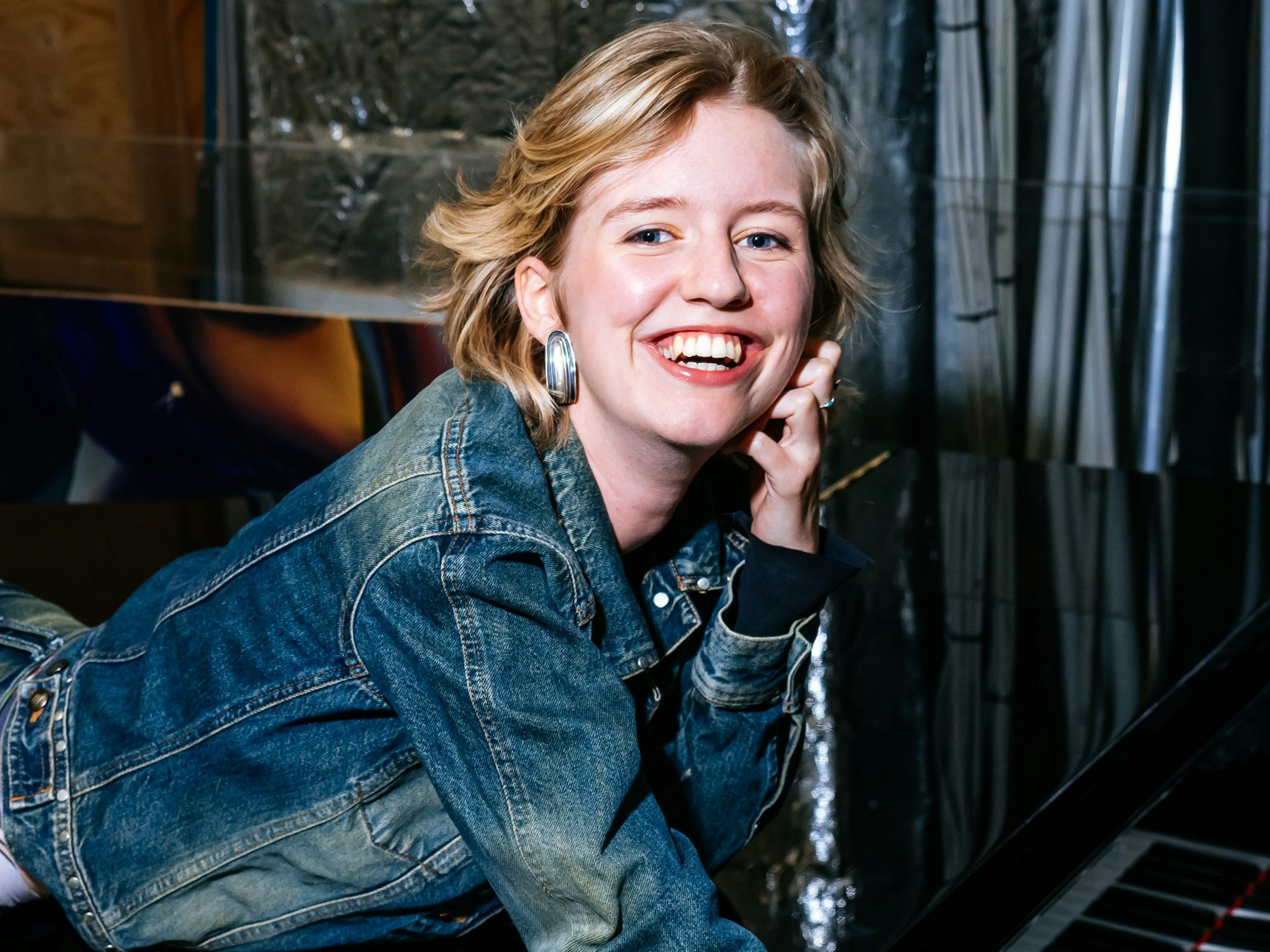 Lilli Schlag lehnt sich über ein Klavier.