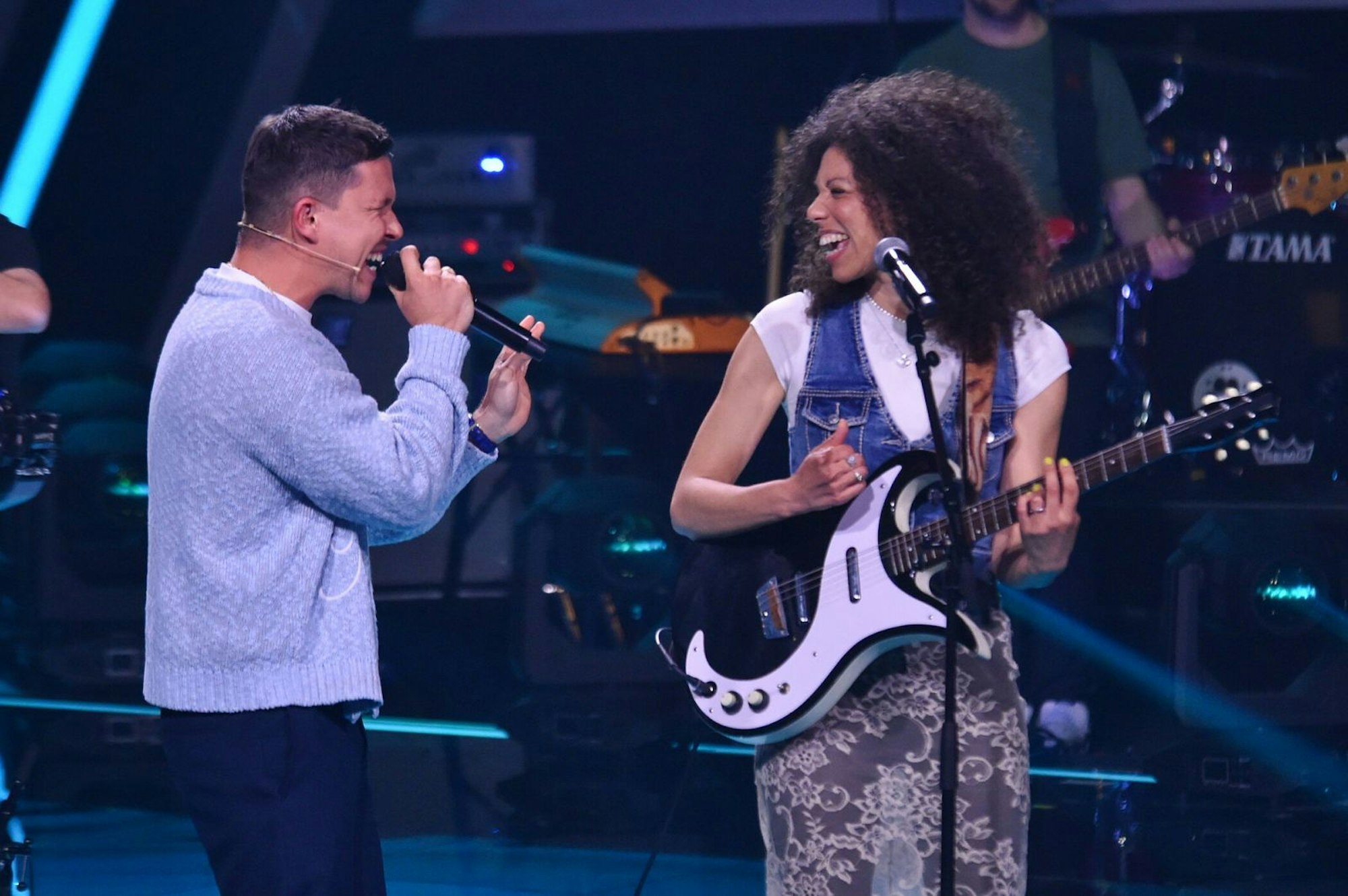 „Wie krass!“ Nico Santos' Auftritt mit Kandidatin Jasmine LaJeunesse begeistert Shirin David enorm. (Bild: Joyn/ André Kowalski)