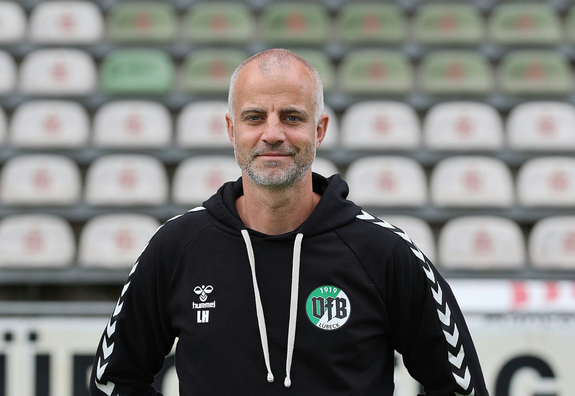Lars Hopp in einem Hoodie des VfB Lübeck.