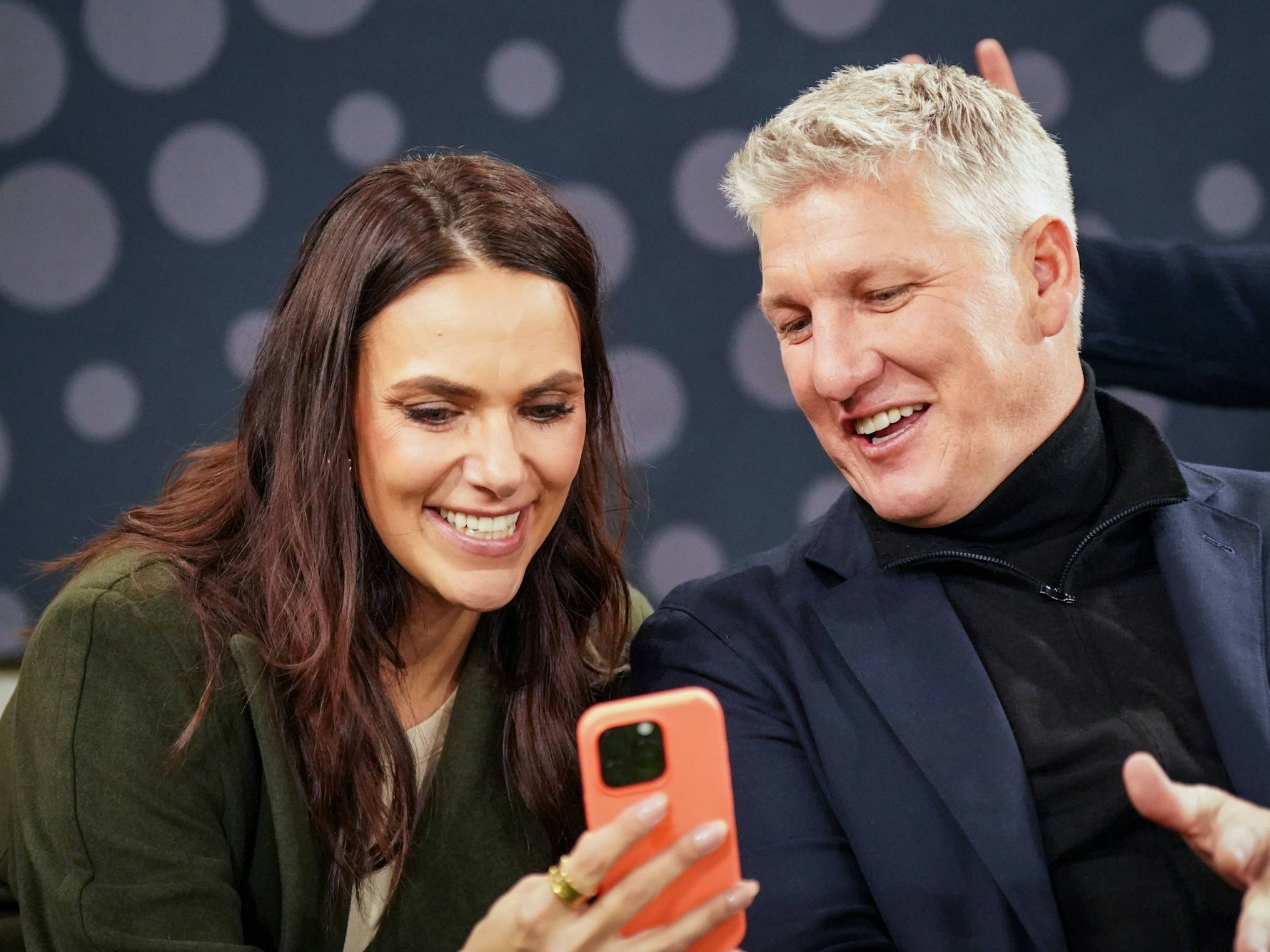 Moderatorin Esther Sedlaczek, hier an der Seite von Bastian Schweinsteiger, kann auf eine bewegte Karriere als Sportmoderatorin zurückblicken.