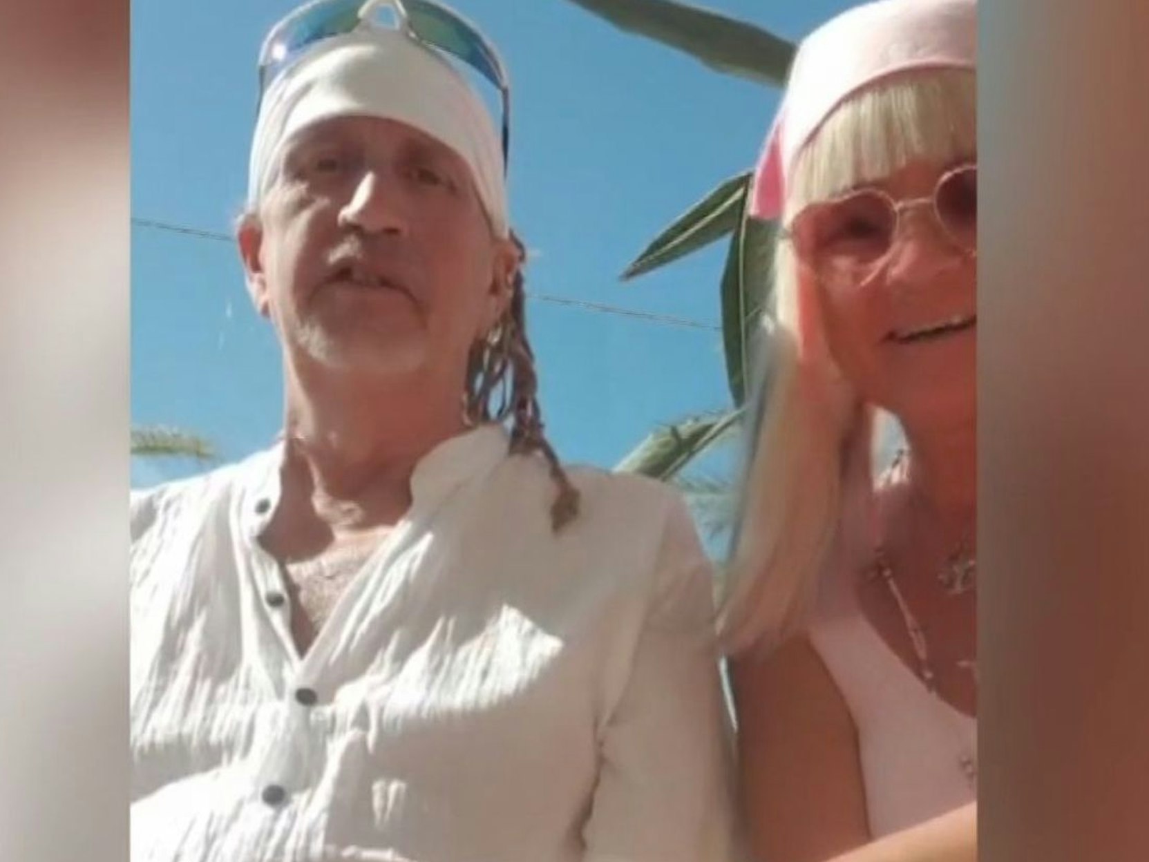 Ein Mann und eine Frau lächeln in die Kamera.