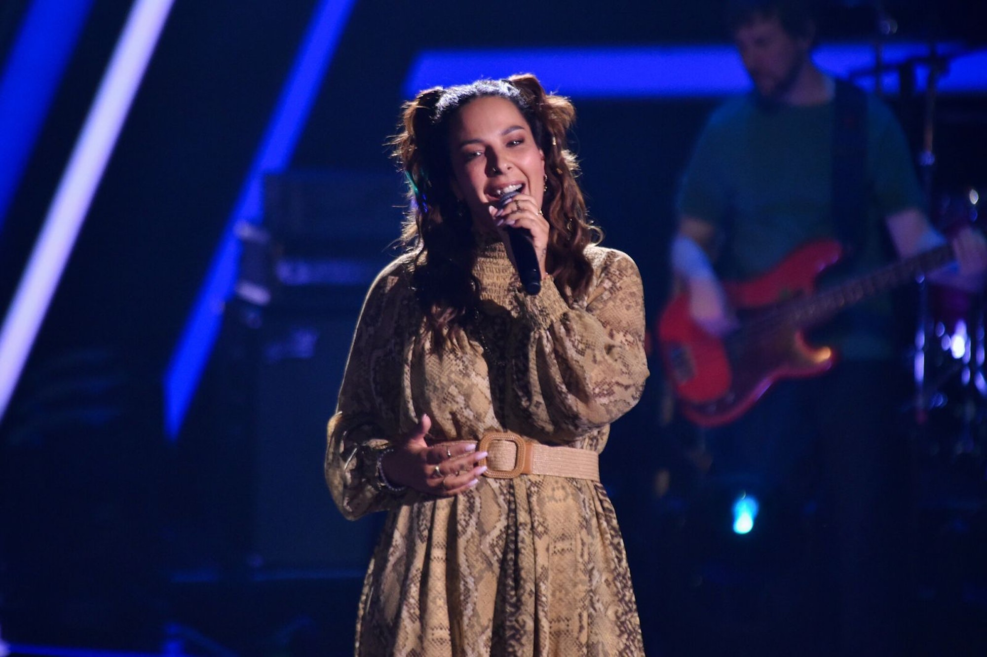 Samira Hofbauer kehrte nach 13 Jahren zu „The Voice“ zurück und performte sich in die Herzen der Fantas. (Bild: Joyn/ André Kowalski)