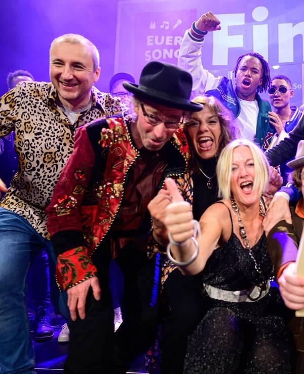 Die Band Vrings5 feiert ihren Sieg auf der Gloria-Bühne.