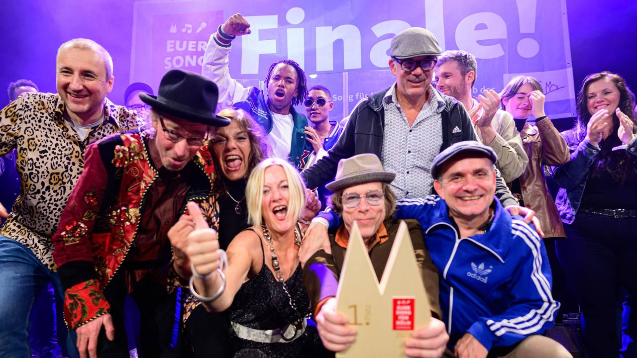 Die Band Vrings5 feiert ihren Sieg auf der Gloria-Bühne.