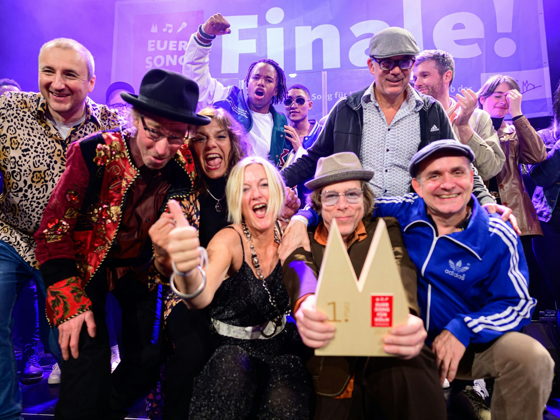 Die Band Vrings5 feiert ihren Sieg auf der Gloria-Bühne.
