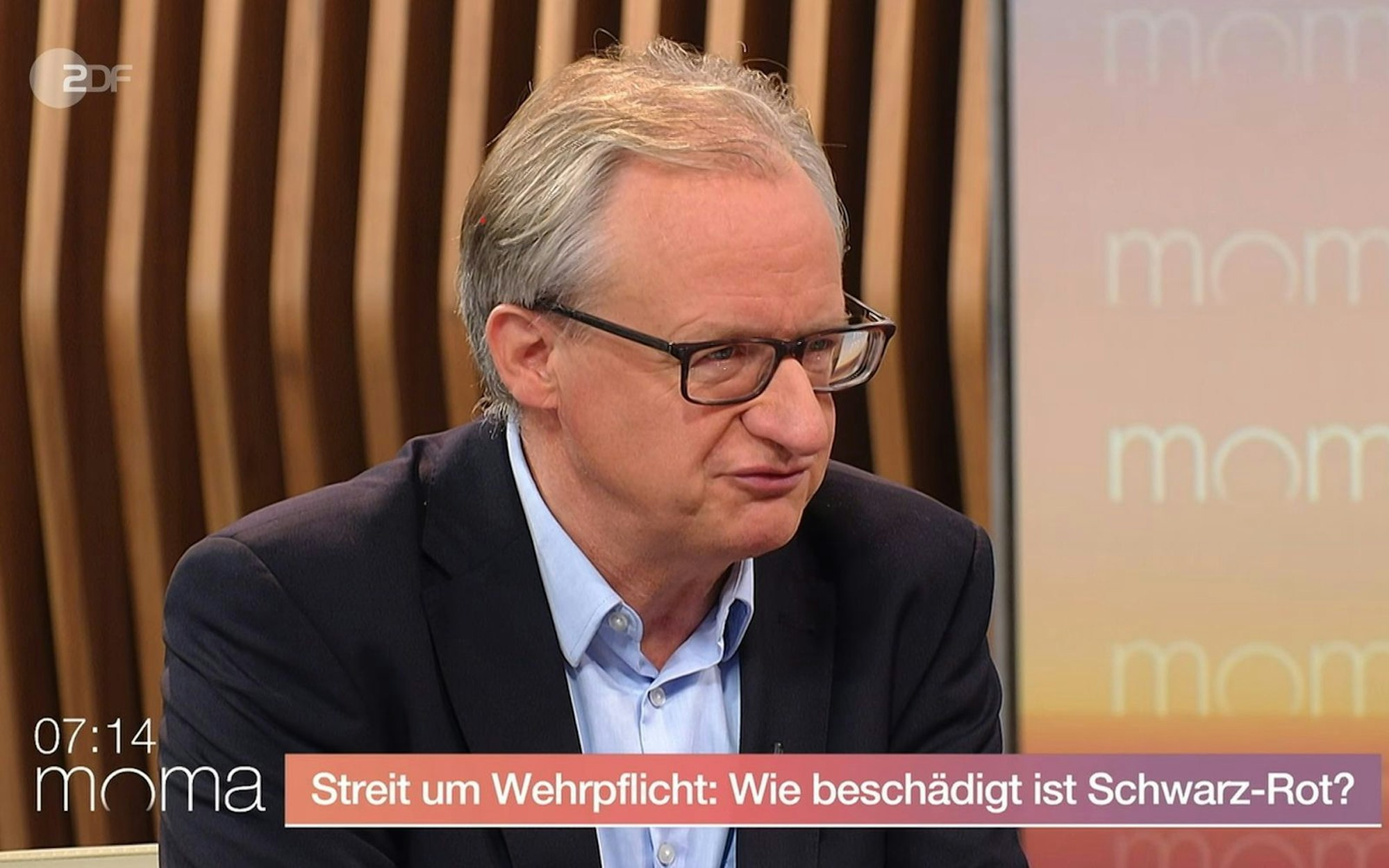 Albrecht von Lucke beklagte im ZDF-Moma ein „doppeltes Debakel“ im Streit um die Wehrpflicht. (Bild: ZDF)