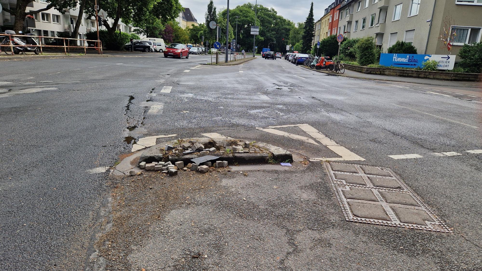 Eine Verkehrsinsel auf der Bachemer Straße in Köln-Lindenthal.