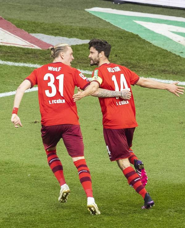 Marius Wolf und Jonas Hector jubeln gemeinsam.