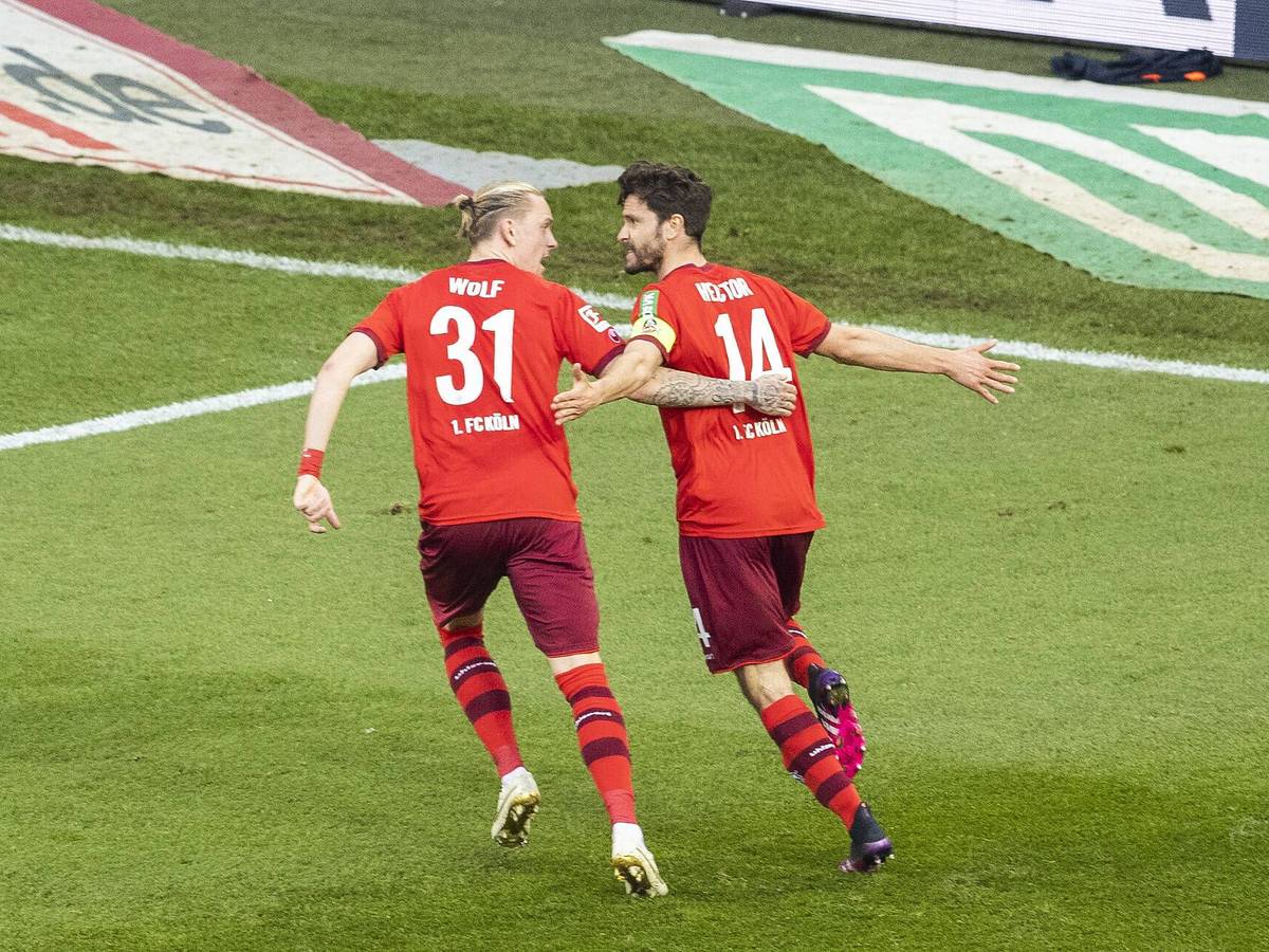 Marius Wolf und Jonas Hector jubeln gemeinsam.