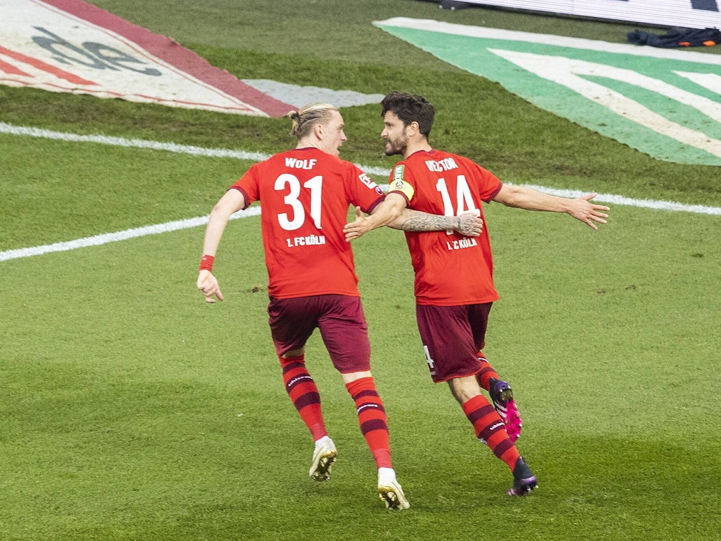 Marius Wolf und Jonas Hector jubeln gemeinsam.