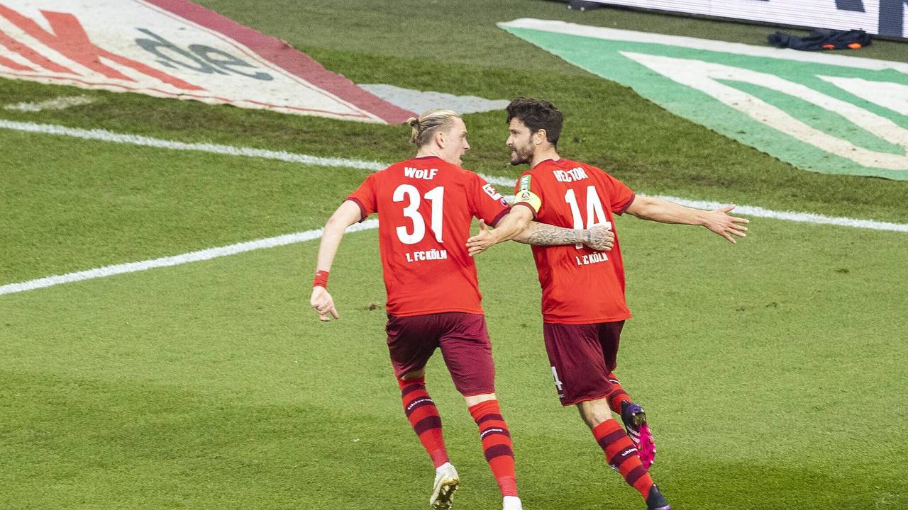 Marius Wolf und Jonas Hector jubeln gemeinsam.