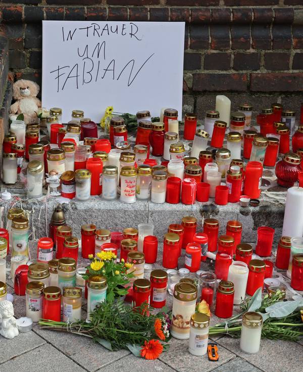 Vor der Marienkirche stehen Grablichter, Blumen und Plüschtiere im Gedenken an den vermissten achtjährigen Fabian.