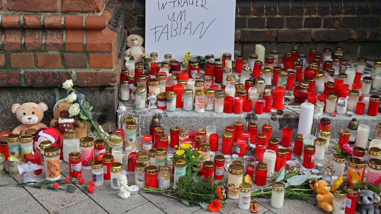 Vor der Marienkirche stehen Grablichter, Blumen und Plüschtiere im Gedenken an den vermissten achtjährigen Fabian.