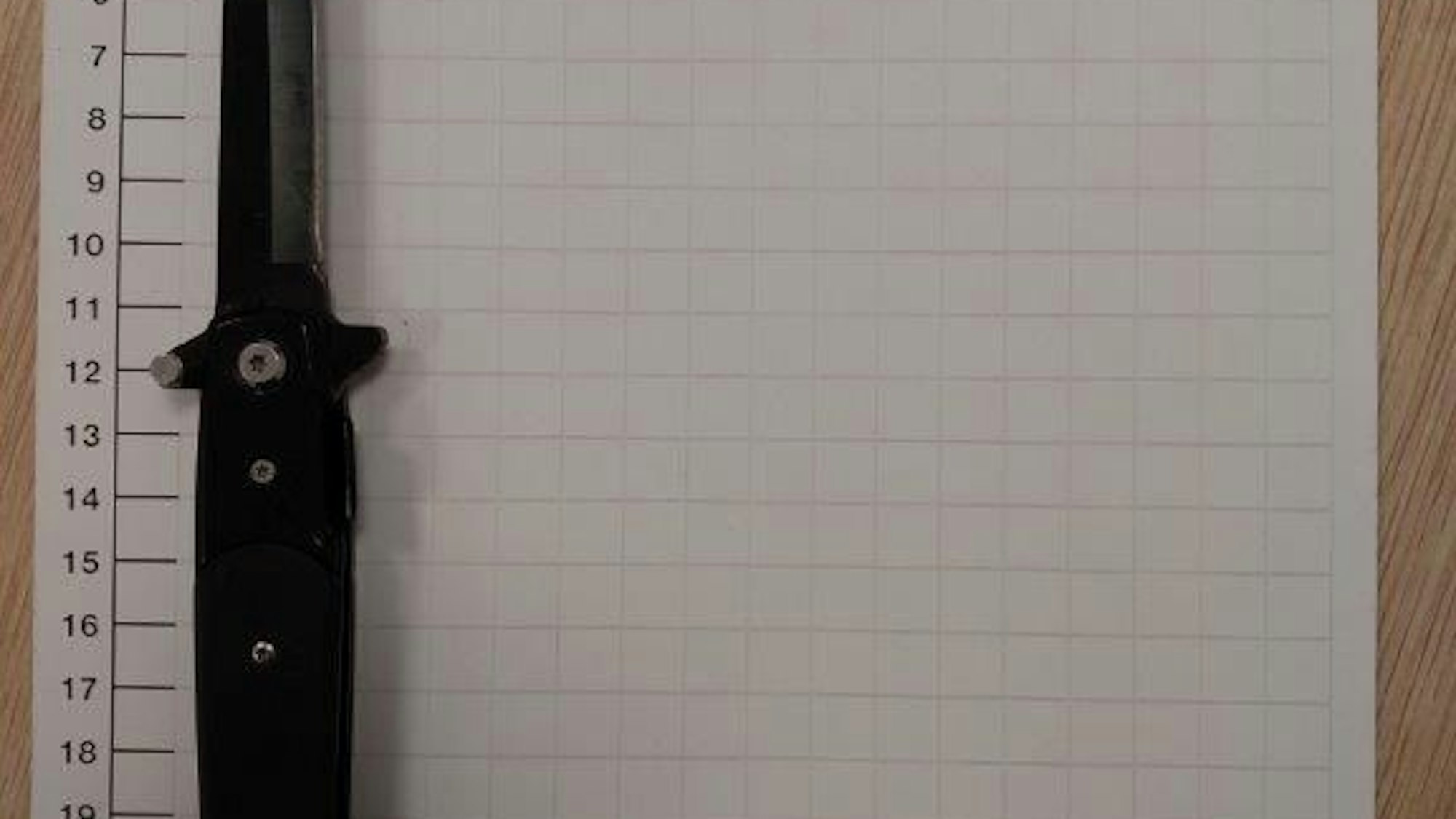 Sichergestelltes Springmesser liegt auf einem Tisch.