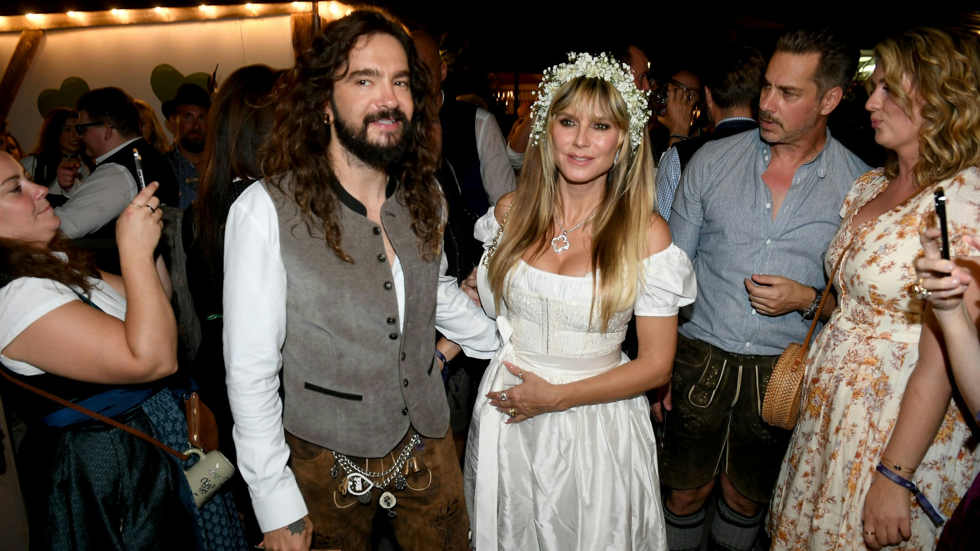 Heidi Klum (Mitte r) und Tom Kaulitz feiern auf dem 190. Münchner Oktoberfest im Käferzelt.