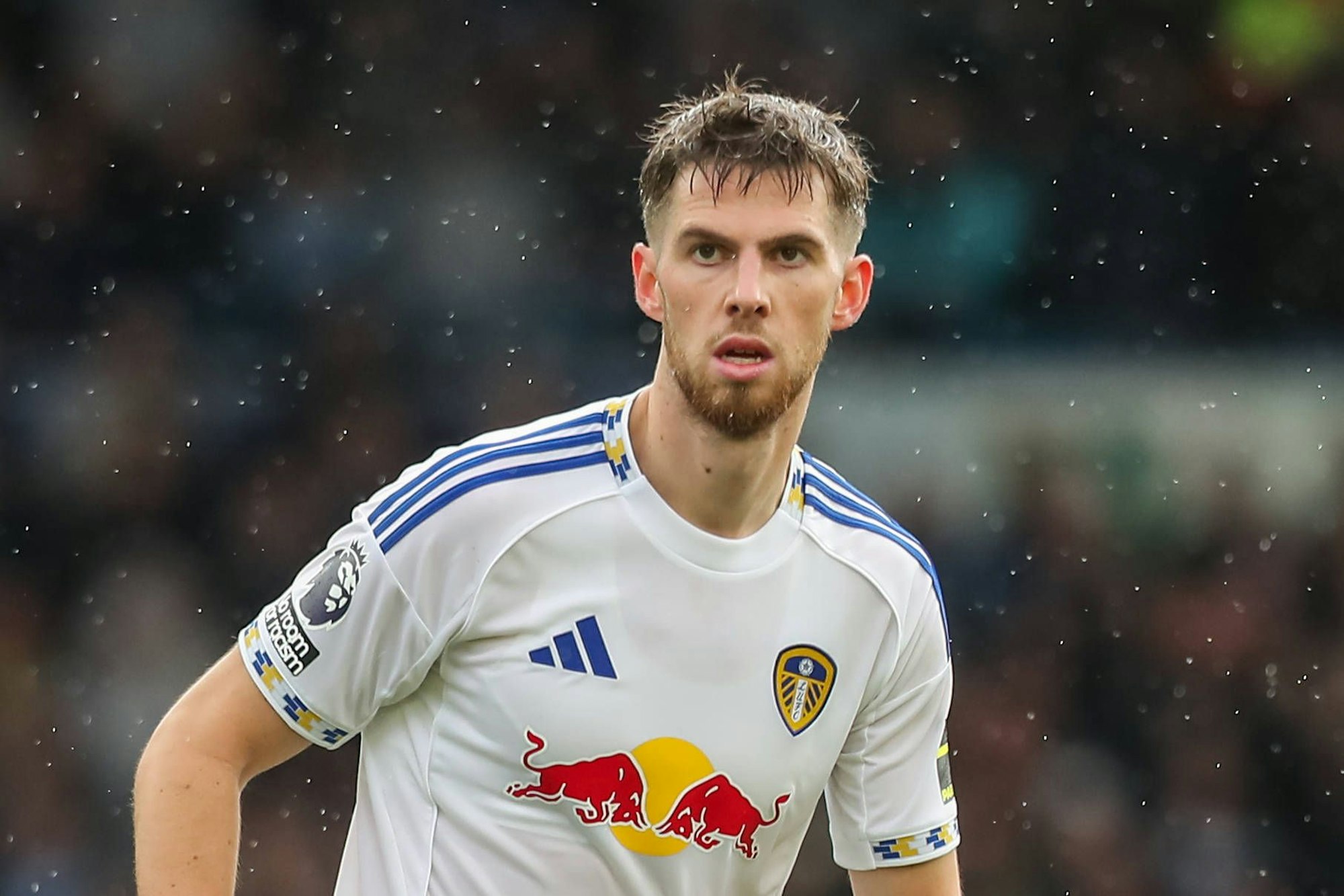 Anton Stach im Trikot von Leeds United.