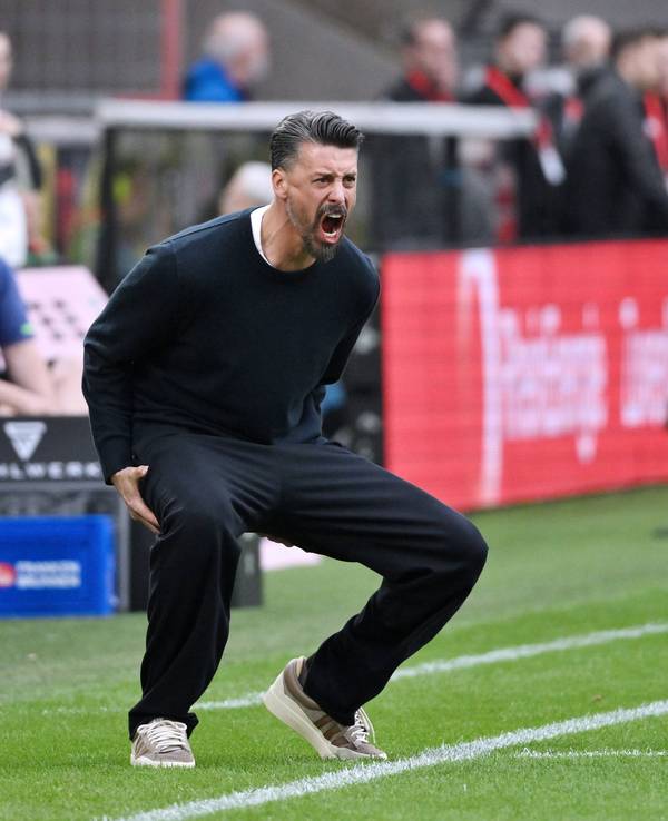 Sandro Wagner schreit an der Seiteinlinie, geht dabei in die Hocke.
