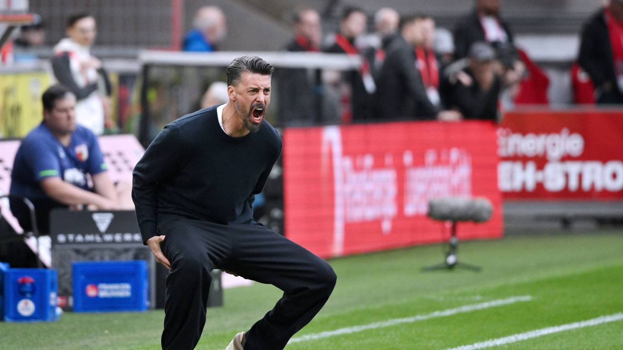 Sandro Wagner schreit an der Seiteinlinie, geht dabei in die Hocke.
