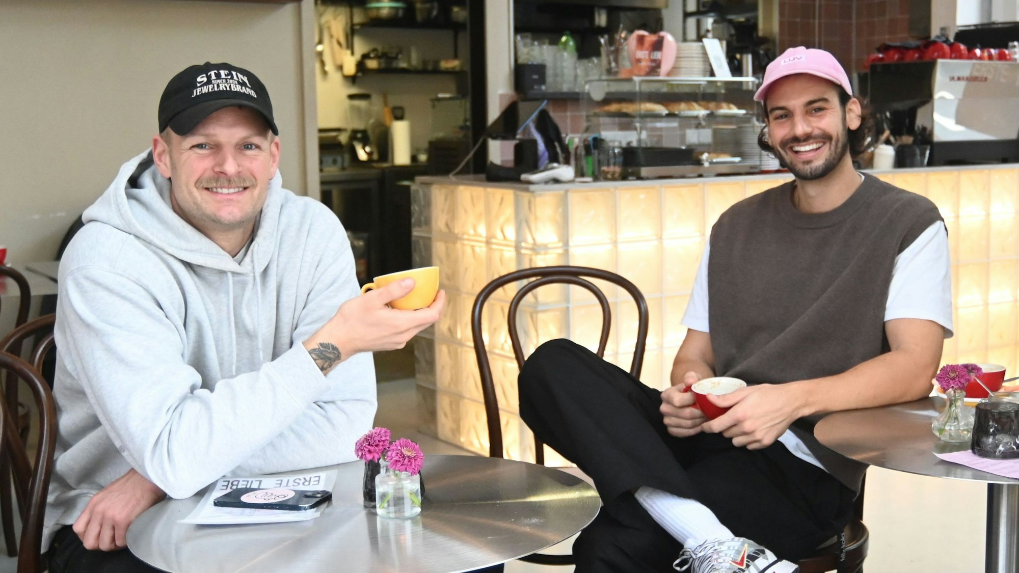 Tim Stutzenstein und Chris Schneider sitzen in ihrer neuen Bar.