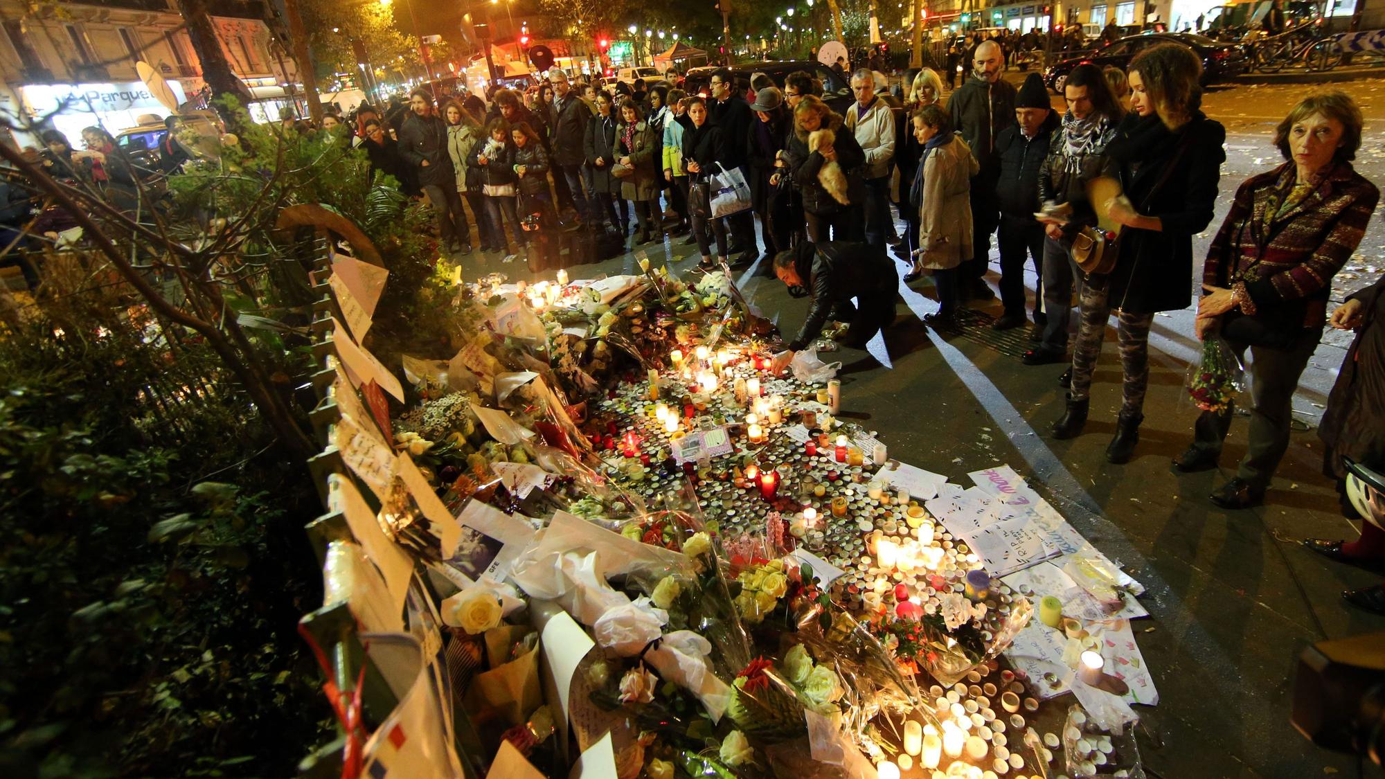 Trauernde Menschen vor dem Bataclan-Theater in Paris.