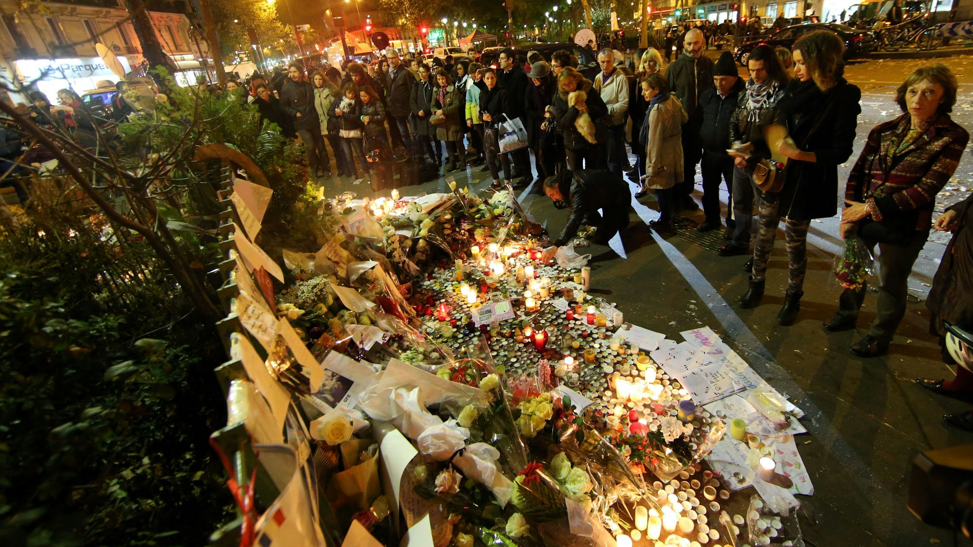 Trauernde Menschen vor dem Bataclan-Theater in Paris.