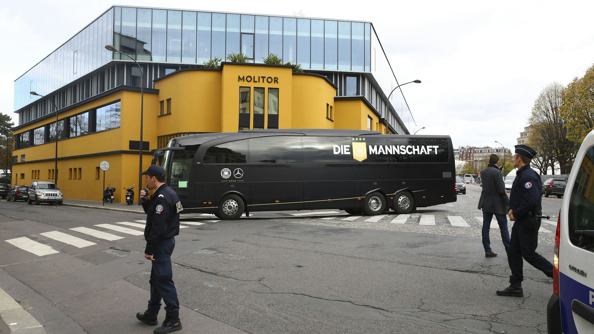 Absperrung vor dem Hotel Molitor in Paris, in dem die Mannschaft untergebracht war.