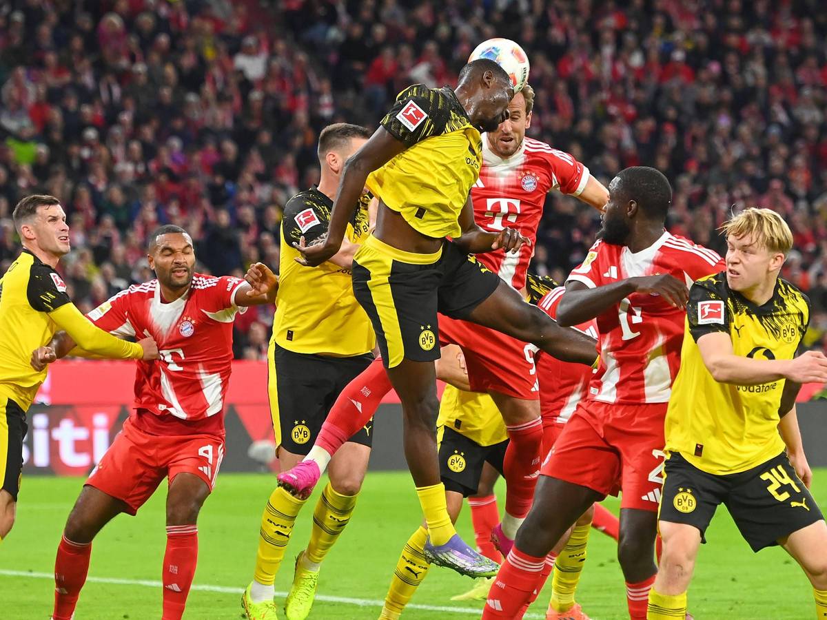 Harry Kane und Serhou Guirassy steigen zum Kopfball hoch.