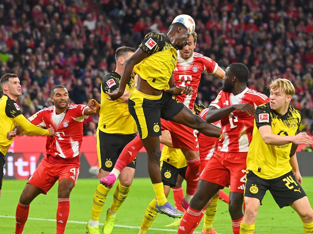 Harry Kane und Serhou Guirassy steigen zum Kopfball hoch.