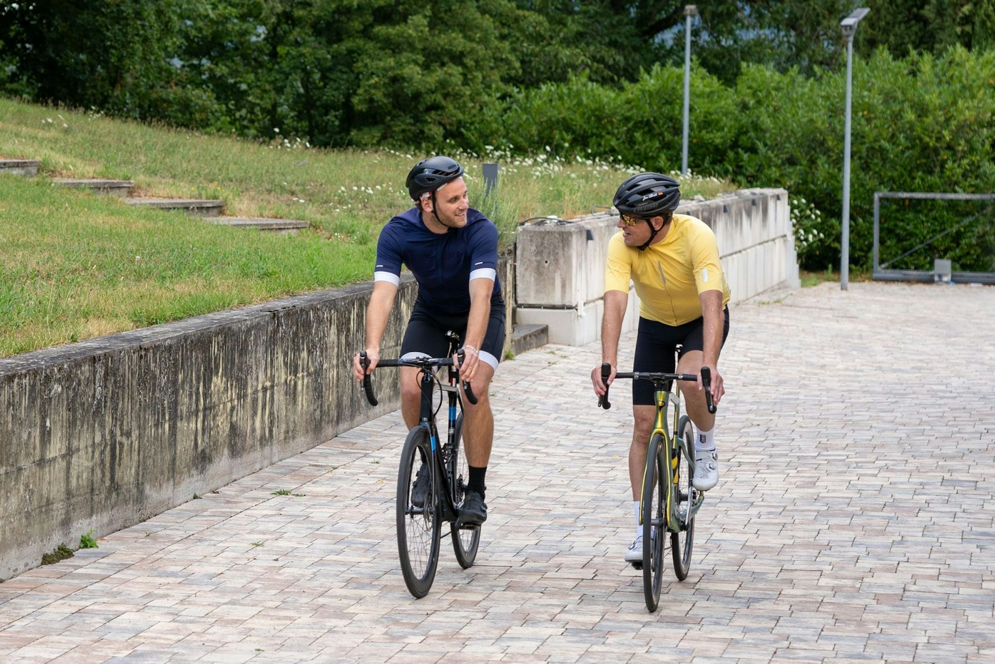 Beim Rennradfahren sprechen Leon Windscheid (links) und Jan Ullrich über die seelischen Probleme, in die der Sport-Star nach seiner aktiven Karriere rutschte. (Bild: ZDF / Marius Fuchtmann)