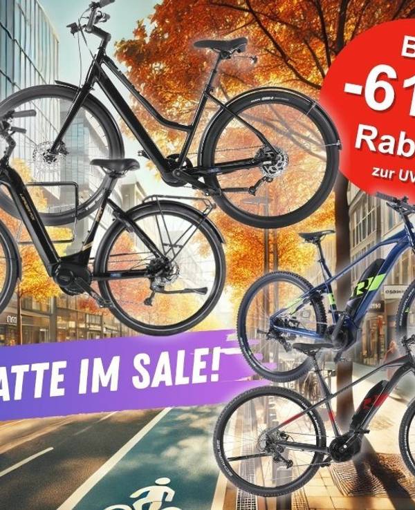 E-Mountain-Bikes, Trekking Bikes und City-E-Bikes vor einer herbstlichen Innenstadt-Kulisse. Mehrere bekannte E-Bike Marken und Hersteller sind vertreten.