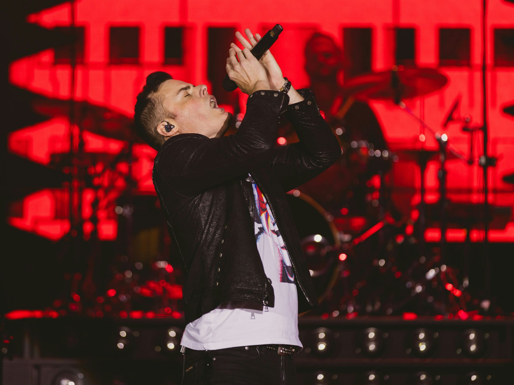Der Sänger Marc Martel singt auf der Bühne.