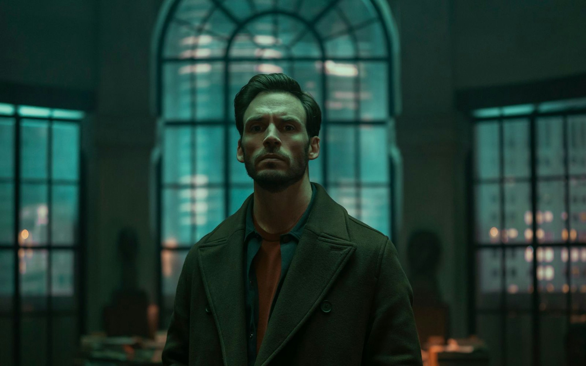 Joel Lazarus (Sam Claflin) erwartet ein Schock: Sein Vater hat sich das Leben genommen. (Bild: Amazon Content Services LLC)