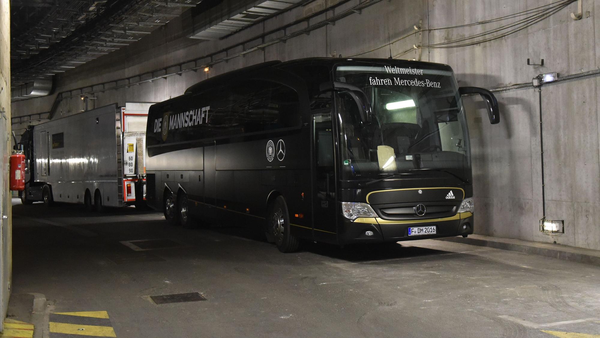 Der Bus der deutschen Fußball-Nationalmannschaft steht im Stade de France.