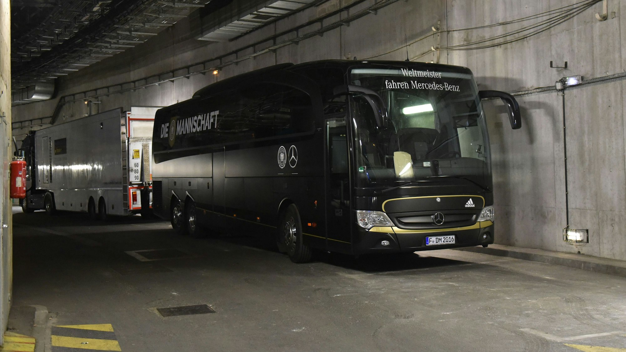 Der Bus der deutschen Fußball-Nationalmannschaft steht im Stade de France.
