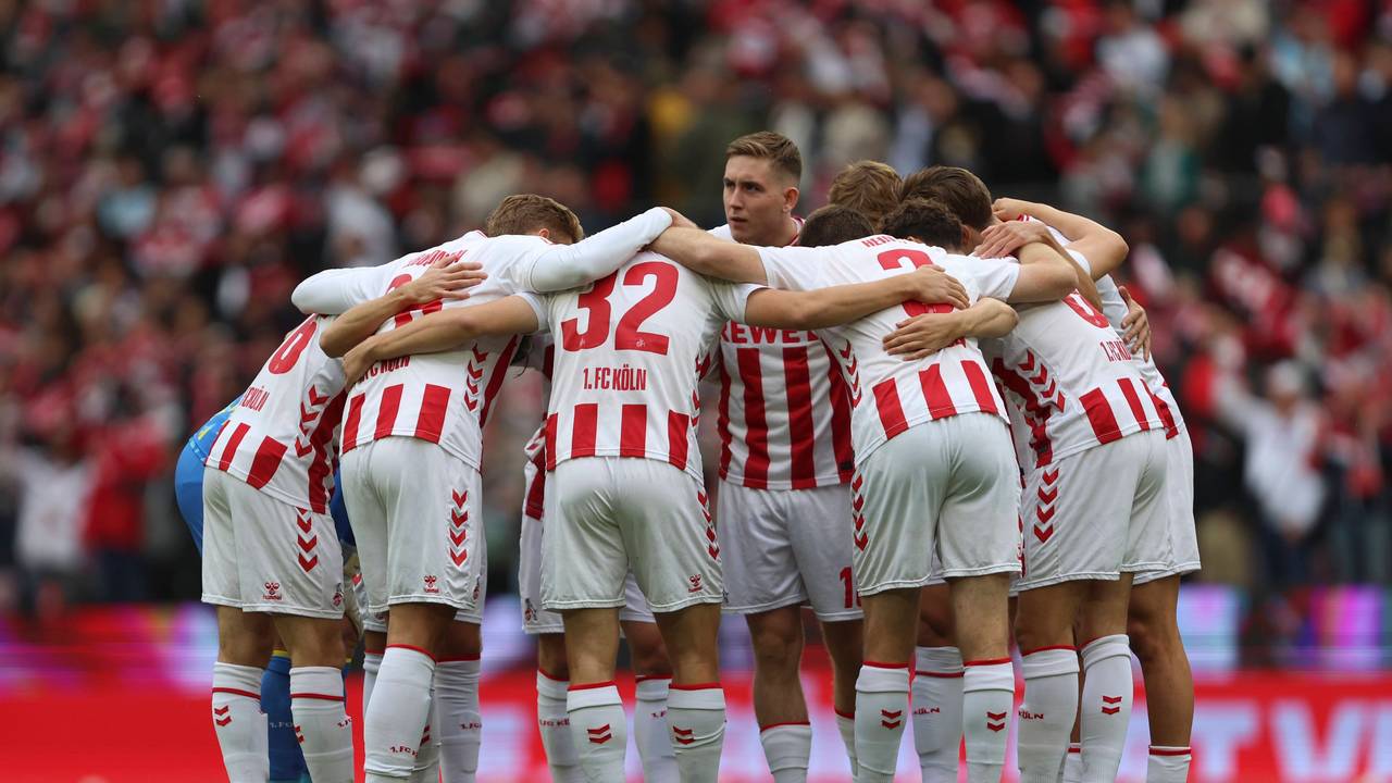 Die Spieler des 1. FC Köln bilden vor dem Anpfiff einen Kreis.