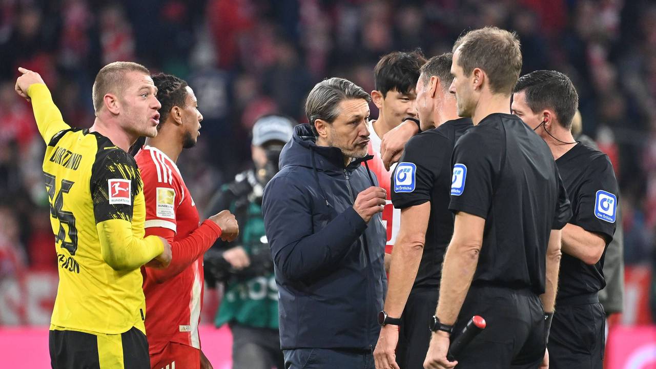 Niko Kovac spricht Schiedsrichter Bastian Dankert.