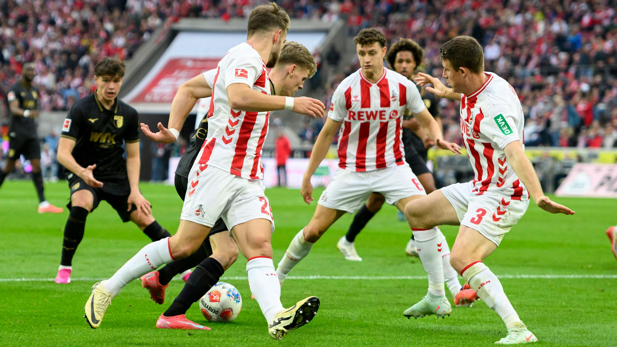 Dominique Heintz fährt das rechte Bein in Richtung Anton Kade aus.