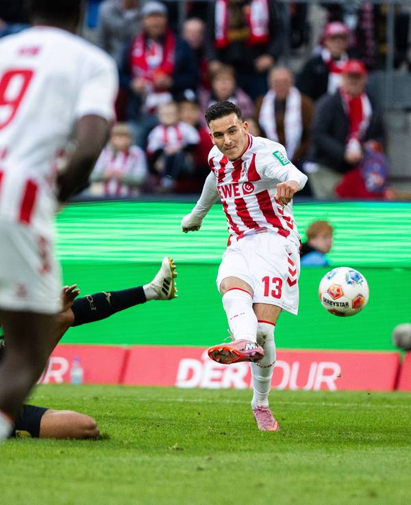 Said El Mala (1. FC Köln) schießt am 18. Oktober 2025 das 1:1 gegen den FC Augsburg.